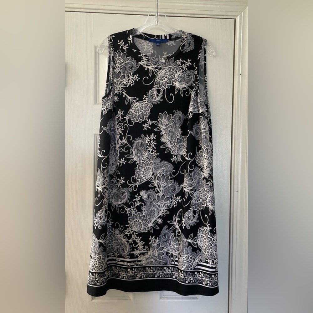 apt. 9 black and white floral print  SIZE M